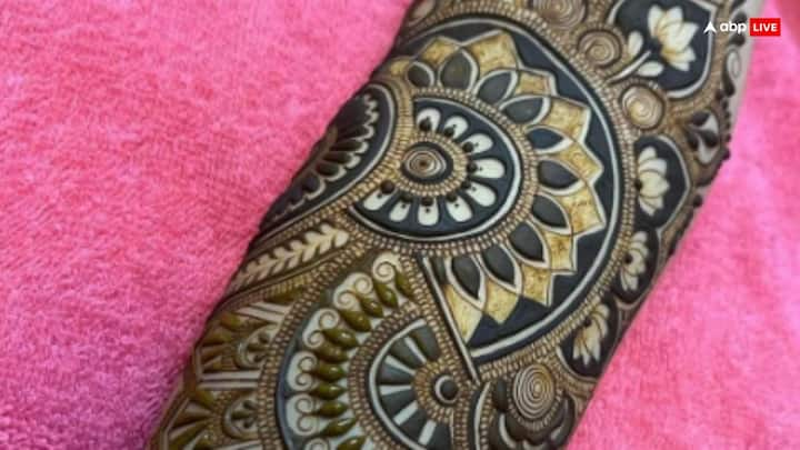 RakshaBandhan Mehndi Design: अगर आप भी इस रक्षाबंधन को खास बनाना चाहती हैं और खूबसूरत दिखना चाहती हैं, तो अपने हाथों पर ये मेहंदी डिजाइन बनवा सकती हैं. इससे आपके हाथ और ज्यादा खूबसूरत दिखेंगे.