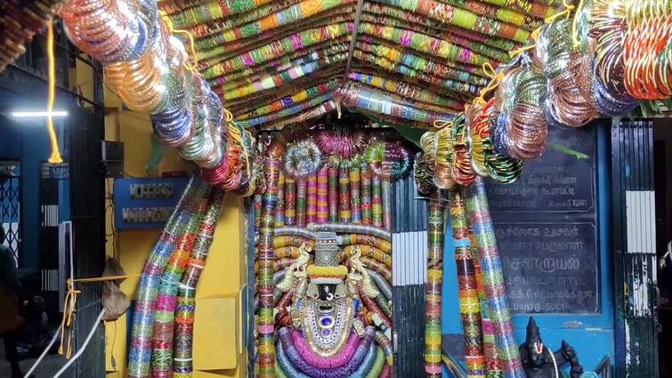 Theni news Varalakshmi viradham Aadi end Goddess worship decorated with 51 thousand glass bangles வரலட்சுமி நோன்பு, ஆடி மாத நிறைவு; 51 ஆயிரம் கண்ணாடி வளையல்களால் காட்சியளித்த தாயார்