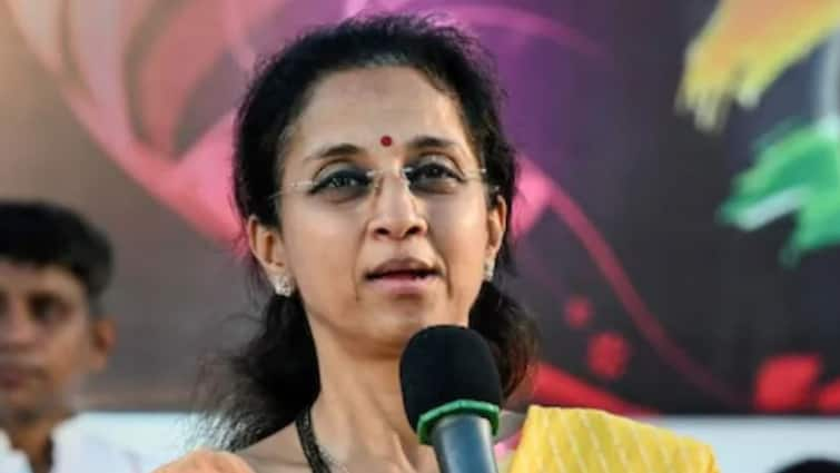 Supriya Sule Slams Mahayuti Government Over Ladki Bahin Yojana at Mahavikas Aghadi Melava in Mumbai Maharashtra Marathi News 'बहिणीचं नातं 1500 रुपयांत विकत घेता येत नाही', लाडकी बहीण योजनेवरून सुप्रिया सुळेंचा हल्लाबोल, नेमकं काय म्हणाल्या?