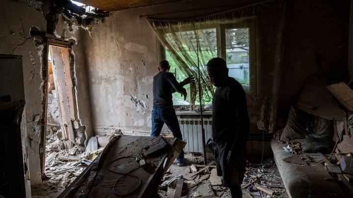 यूक्रेन में ड्रोन द्वारा बीते बुधवार को चार और फील्ड्स को निशाना बनाया. रूस के रक्षा मंत्रालय का कहना है कि कुसर्क और उसके सटे हुए कई इलाकों में यूक्रेन ने 117 बड़े ड्रोन और चार टैक्टिकल मिसाइल को मिट्टी में मिला दिया.