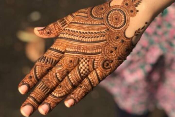 अगर आप भरवा डिजाइन बनाने का सोच रही हैं, तो ये मेहंदी डिजाइन आप अपने हाथों पर बनवा सकती हैं. इससे आपके हाथ खूबसूरत दिखेंगे.