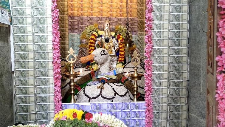 Itukkan Kudi Mariamman decorated with currency notes and Navadhanis - TNN பணத்தாள்களால் அலங்கரிக்கப்பட்ட இடுக்கண் குடி மாரியம்மன்: பக்தர்கள் வழிபாடு