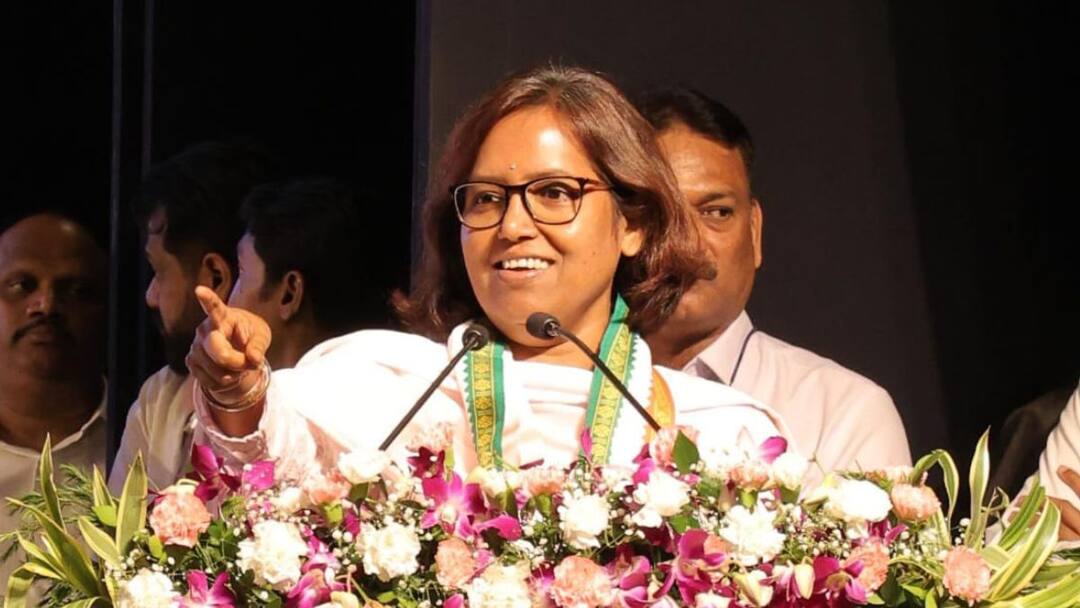 मविआची सत्ता आल्यानंतर मुंबई महानगरपालिकेच्या दोन वर्षांच्या कारभाराची श्वेतपत्रिका काढू : वर्षा गायकवाड Varsha Gaikwad After MVA comes to power we will issue a white paper for two years of Mumbai Municipal Corporation Varsha Gaikwad Maharashtra Politics Marathi News मविआची सत्ता आल्यानंतर मुंबई महानगरपालिकेच्या दोन वर्षांच्या कारभाराची श्वेतपत्रिका काढू : वर्षा गायकवाड