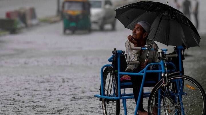 রবিবার ভারী বৃষ্টির সতর্কতা থাকবে বাঁকুড়া, বীরভূম, পুরুলিয়া এবং পশ্চিম বর্ধমান জেলাতে। মূলত পশ্চিমের দিকের জেলাগুলিতে বৃষ্টির সম্ভাবনা বেশি থাকবে।