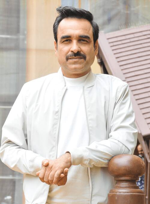 एक्टर ने बताया कि , ‘उनके पास दो ऑटो है और दो स्कूटर है. ज्यादात्तर वो उनसे ही घूमना पसंद करते हैं. इसके बाद पंकज कहते हैं कि इसका मतलब ये नहीं है कि उनके पास लग्जरी कार नहीं है. उनके पास एक बड़ी गाड़ी भी है. जो उन्होंने मजबूरी में खऱीदी थी.’