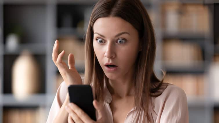 tech tips If you see these signs in your smartphone then your phone is hacked screen recording spyware know details Smartphone में दिख रहे ये संकेत तो समझ जाइए कोई रिकॉर्ड कर रहा आपका स्क्रीन, जानें डिटेल्स