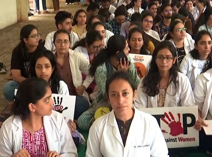 Doctors Protest: કોલકત્તામાં મહિલા ડોક્ટરની હત્યાના પડઘા ગુજરાતમાં પડ્યા,  તમામ સરકારી મેડિકલ કોલેજમાં ડોક્ટરોનો વિરોધ