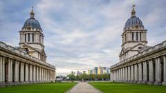 कोई लगा रहा बिना कपड़ों के रेस तो कोई चट्टान को कर रहा किस, मन्नत पूरी करने के लिए ये क्या कर रहे अमेरिकी कॉलेज के बच्चे