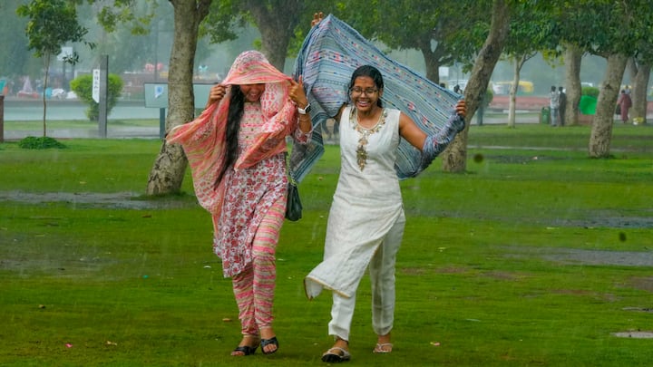 Delhi Weather Update: दिल्ली में लगातार हल्की और भारी बारिश (Rain) की वजह से एनसीआर का मौसम सुहाना हो गया है. गर्मी से लोगों को काफी राहत मिली है. हालांकि, उमस का असर अभी बना हुआ है.