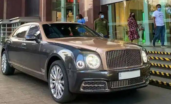 image 1ਇਸ ਸਮੇਂ ਭਾਰਤ ਵਿੱਚ ਸਭ ਤੋਂ ਮਹਿੰਗੀ ਲਗਜ਼ਰੀ ਕਾਰ ਵੀ ਬੈਂਟਲੇ ਹੈ। Bentley Mulsanne EWB Centenary Edition, ਜਿਸਦੀ ਕੀਮਤ 14 ਕਰੋੜ ਰੁਪਏ ਹੈ।