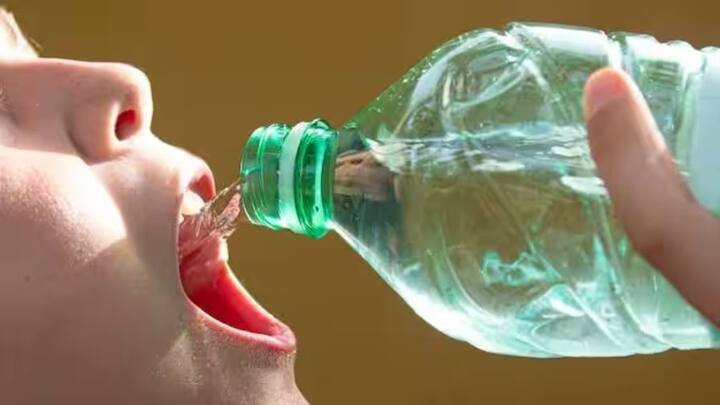 ਸਿਹਤ ਮਾਹਿਰਾਂ ਦਾ ਕਹਿਣਾ ਹੈ ਕਿ ਇੱਕ ਵਾਰ ਵਿੱਚ ਬਹੁਤ ਸਾਰਾ ਪਾਣੀ ਪੀਣਾ ਘਾਤਕ ਹੋ ਸਕਦਾ ਹੈ। ਇਸ ਨਾਲ ਵਾਟਰ ਟੋਕਸੀਸਿਟੀ ਹੋ ਸਕਦੀ ਹੈ