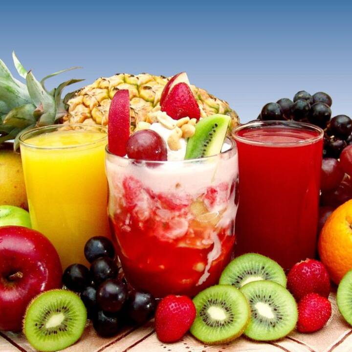 ਕੁਝ ਲੋਕ ਨਾਸ਼ਤੇ ਦੇ ਨਾਲ ਜੂਸ ਪੀਣ ਨੂੰ ਸਿਹਤਮੰਦ ਮੰਨਦੇ ਹਨ। ਜੂਸ ਸਿਹਤ ਲਈ ਫਾਇਦੇਮੰਦ ਹੁੰਦੇ ਹਨ ਪਰ ਨਾਸ਼ਤੇ ਦੇ ਨਾਲ ਫਲਾਂ ਦਾ ਜੂਸ ਪੀਣ ਨਾਲ ਬਲੱਡ ਸ਼ੂਗਰ ਵਧ ਸਕਦੀ ਹੈ। ਜੂਸ 'ਚ ਫਾਈਬਰ ਅਤੇ ਹੋਰ ਪੋਸ਼ਕ ਤੱਤ ਨਸ਼ਟ ਹੋ ਜਾਂਦੇ ਹਨ, ਜਿਸ ਕਾਰਨ ਪੂਰਾ ਲਾਭ ਨਹੀਂ ਮਿਲਦਾ। ਇਨ੍ਹਾਂ ਜੂਸ 'ਚ ਮਿਠਾਸ ਜ਼ਿਆਦਾ ਹੁੰਦੀ ਹੈ ਜੋ ਭਾਰ ਵਧਾਉਂਦੀ ਹੈ। ਇਸ ਦੀ ਬਜਾਏ ਫਲਾਂ ਦਾ ਸੇਵਨ ਕਰਨਾ ਚਾਹੀਦਾ ਹੈ।