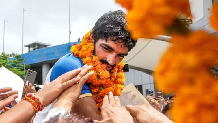 Aman Sehrawat bronze medal in the Paris Olympics promoted to Officer on Special Duty Northern Railways Aman Sehrawat: அடி தூள்..ரயில்வேயில் பதவி!அமன் ஷெராவத்திற்கு அடித்த ஜாக்பாட்