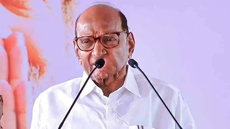 Sharad Pawar Slams PM Narendra Modi and Mahayuti Government There is still threat to democracy fight this battle together at Mahavikas Aghadi Melava in Mumbai Maharashtra Marathi News Sharad Pawar : लोकशाहीला अजूनही धोका कायम, लढाई एकजुटीने लढू, मविआच्या मेळाव्यात शरद पवारांचा एल्गार