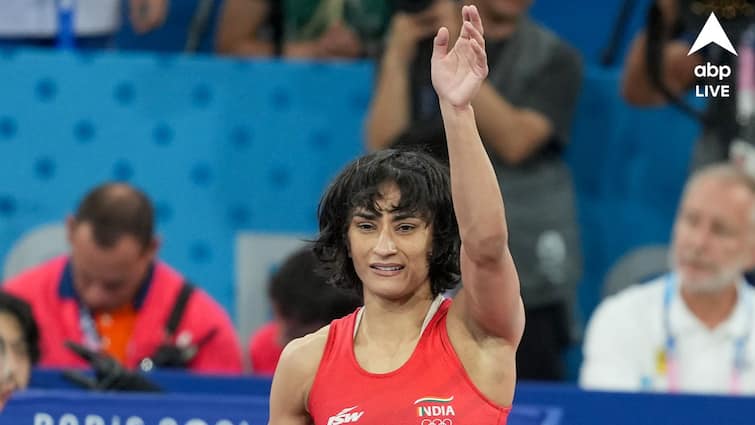 Vinesh Phogat Coach Woller Akos feared the Indian wrestler might die before the final Paris Olympics 2024 Vinesh Phogat: বিনেশ ফোগত মারা যেতে পারতেন! ভয়ঙ্কর অভিজ্ঞতার কথা জানালেন কুস্তিগীরের কোচ