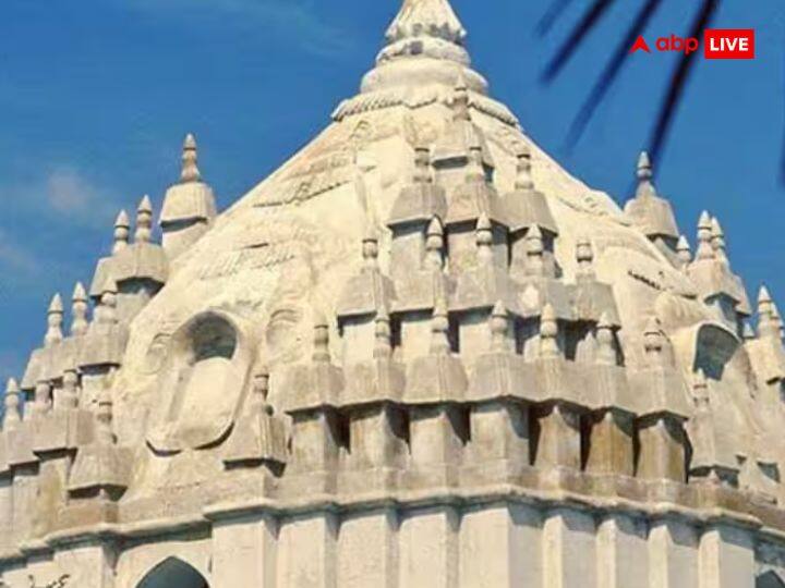 इस प्राचीन मंदिर को ईरान के शहर बंदर अब्बास का ऐतिहासिक स्मारक भी माना जाता है. मंदिर की बनावट पूरी तरह से भारतीय वास्तुकला पर आधारित है. मंदिर का एक केंद्रीय वर्गाकार कक्ष है, जिसके ऊपर गुंबद भी है. मुख्य भवन के गुंबद पर 72 बुर्ज हैं.