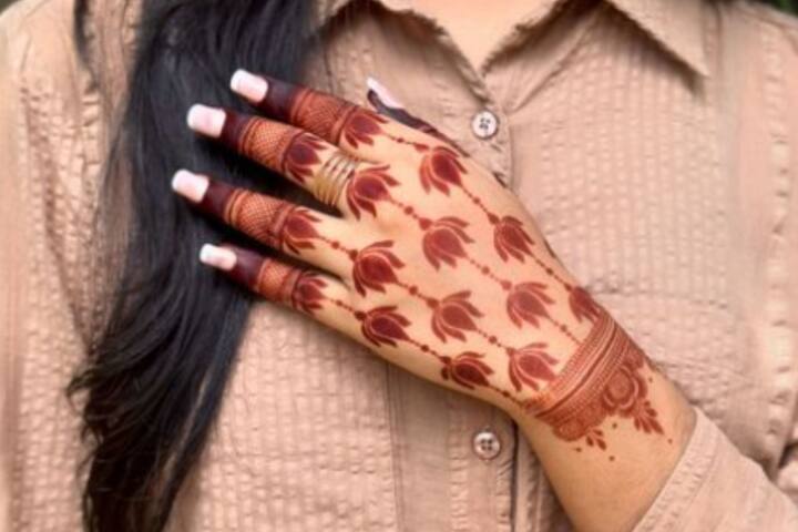 अगर आप सिंपल और थोड़ी यूनिक मेहंदी बनाना चाहती हैं, तो यह मेहंदी डिजाइन आप अपने हाथों पर बनवा सकती हैं.