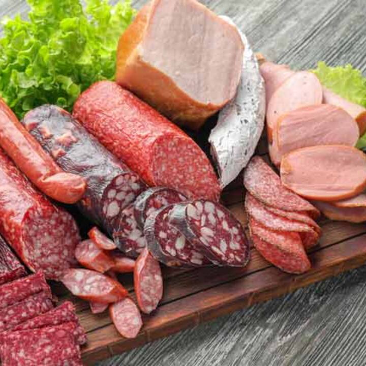 ਨਾਸ਼ਤੇ 'ਚ ਪ੍ਰੋਸੈਸਡ ਮੀਟ ਬਿਲਕੁਲ ਨਹੀਂ ਖਾਣਾ ਚਾਹੀਦਾ। ਇਸ ਨਾਲ ਪੇਟ ਅਤੇ ਕੋਲੋਰੈਕਟਲ ਕੈਂਸਰ ਦਾ ਖਤਰਾ ਵਧ ਜਾਂਦਾ ਹੈ। ਪ੍ਰੋਸੈਸਡ ਮੀਟ ਨੂੰ ਹਾਈ ਬਲੱਡ ਪ੍ਰੈਸ਼ਰ ਅਤੇ ਸ਼ੂਗਰ ਦੀ ਸਮੱਸਿਆ ਹੋ ਸਕਦੀ ਹੈ। ਇਸ ਲਈ ਨਾਸ਼ਤੇ 'ਚ ਪ੍ਰੋਸੈਸਡ ਮੀਟ ਦਾ ਸੇਵਨ ਨਹੀਂ ਕਰਨਾ ਚਾਹੀਦਾ।