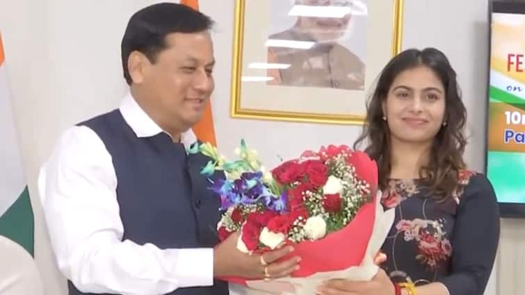 union minister sarbananda sonowal awarded manu bhaker with 10 lakh cheque for bronze medal paris olympics 2024 Manu Bhaker: मनु भाकर पर जमकर बरस रहे नोट, मिला 10 लाख का चेक; पहले भी मिल चुके हैं करोड़ों