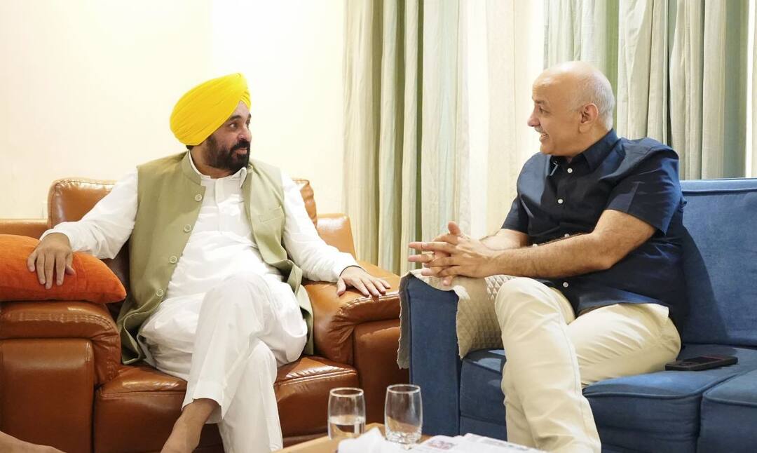 CM Mann met Manish Sisodia says The future of politics is the Aam Aadmi Party Punjab News: CM ਮਾਨ ਨੇ ਮਨੀਸ਼ ਸਿਸੋਦੀਆ ਨਾਲ ਕੀਤੀ ਮੁਲਾਕਾਤ, ਕਿਹਾ-ਭਾਜਪਾ ਨੇ ਤਾਂ ਬਹੁਤ ਜ਼ੋਰ ਲਾਇਆ ਪਰ ਦੇਸ਼ ਦੀ ਰਾਜਨੀਤੀ ਦਾ ਭਵਿੱਖ AAP