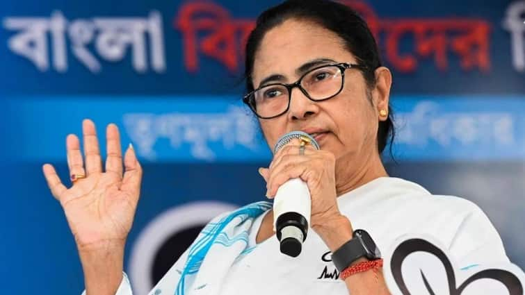 Mamata Banerjee Leads Womens Rally at RG Kar Medical College Kolkata: ట్రైనీ డాక్టర్ హత్యాచార ఘటనపై మమతా బెనర్జీ నిరసన, హాస్పిటల్‌ వద్ద భారీ ర్యాలీ