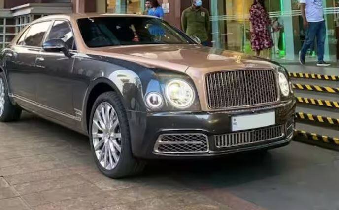 Bentley Mulsanne EWB ਸੇਂਟਨਰੀ ਐਡੀਸ਼ਨ ਕਿਹਾ ਜਾਂਦਾ ਹੈ, ਇਸਨੂੰ ਬ੍ਰਿਟਿਸ਼ ਆਟੋਮੇਕਰ ਬੈਂਟਲੇ ਦੁਆਰਾ ਆਪਣੀ 100ਵੀਂ ਵਰ੍ਹੇਗੰਢ ਮਨਾਉਣ ਲਈ ਬਣਾਇਆ ਗਿਆ ਸੀ। EWB ਦਾ ਅਰਥ ਹੈ ਐਕਸਟੈਂਡਡ ਵ੍ਹੀਲਬੇਸ।