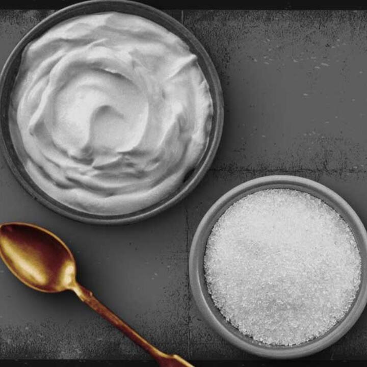 ਕੁਝ ਲੋਕ ਨਾਸ਼ਤੇ 'ਚ ਪਰਾਠੇ ਲੱਸੀ ਜਾਂ ਮਿੱਠੇ ਦਹੀਂ ਦੇ ਨਾਲ ਖਾਂਦੇ ਹਨ। ਇਸ ਨਾਲ ਸਰੀਰ ਵਿੱਚ ਸ਼ੂਗਰ ਦੀ ਮਾਤਰਾ ਵੱਧ ਸਕਦੀ ਹੈ। ਹਰ ਰੋਜ਼ ਨਾਸ਼ਤੇ ਵਿੱਚ ਮਿੱਠਾ ਦਹੀਂ ਖਾਣ ਨਾਲ ਸ਼ੂਗਰ ਦਾ ਖ਼ਤਰਾ ਵੱਧ ਸਕਦਾ ਹੈ। ਇਸ ਨਾਲ ਮੋਟਾਪਾ ਵੀ ਵਧਦਾ ਹੈ ਜਿਸ ਨਾਲ ਕਈ ਖਤਰੇ ਪੈਦਾ ਹੋ ਜਾਂਦੇ ਹਨ। ਇਸ ਲਈ ਨਾਸ਼ਤੇ 'ਚ ਮਿੱਠਾ ਦਹੀਂ ਨਹੀਂ ਖਾਣਾ ਚਾਹੀਦਾ।