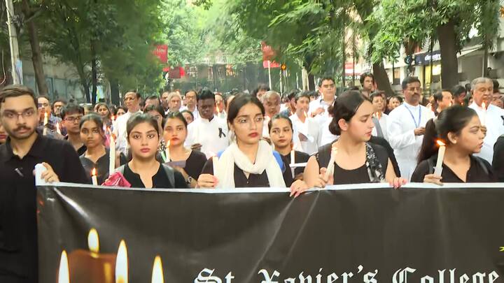 অরিন্দম শীল আরও বলেন, 'আমাদের বাচ্চাদের একবারও বলতে হয়নি মিছিলে যাওয়ার কথা। আসলে কলকাতা তো এই ছবি আগে দেখেনি। কোথাও না কোথাও গিয়ে তো সবাই ভীষণ ভীষণ কষ্ট পাচ্ছে'