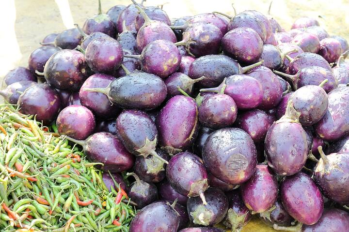 கத்திரிக்காய் பொரியல், கூட்டு செய்யும் போது, அதில் கொஞ்சம் கடலை மாவு தூவி இறக்கினால் சுவை கூடுதலாக இருக்கும்