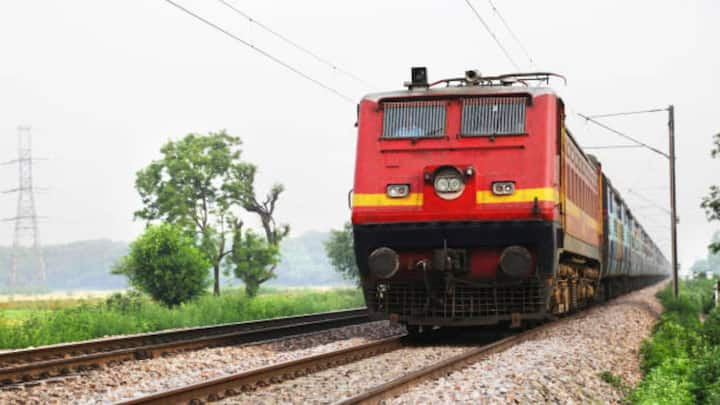 Indian Railway Chain Pulling Rules: ભારતીય રેલવેમાં દરરોજ કરોડો મુસાફરો મુસાફરી કરે છે. મુસાફરોને તેમના ગંતવ્ય સ્થાને લઈ જવા માટે રેલવેમાં હજારો ટ્રેનો ચાલે છે.