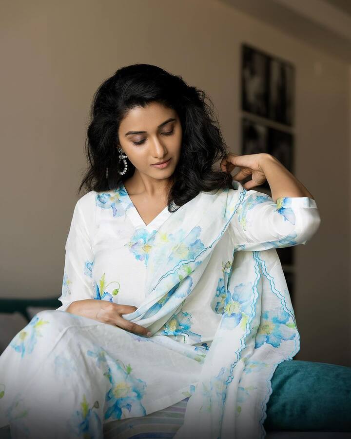 இந்தியன் 2 படத்தில் நடித்ததற்கு இவரின் மீது பல விமர்சனங்கள் வைக்கப்பட்டது. இதுபோன்ற மோசமான விமர்சனங்கள் அவரின் மனதை காயப்படுத்தியதாகவும் பேட்டி ஒன்றில் பிரியா கூறியிருந்தார்.