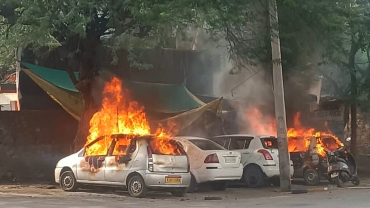 उदयपुर में दो छात्रों के झगड़े के बाद तनाव, कारें जलाईं, कई दुकानों में तोड़फोड़ के बाद धारा 144 लागू