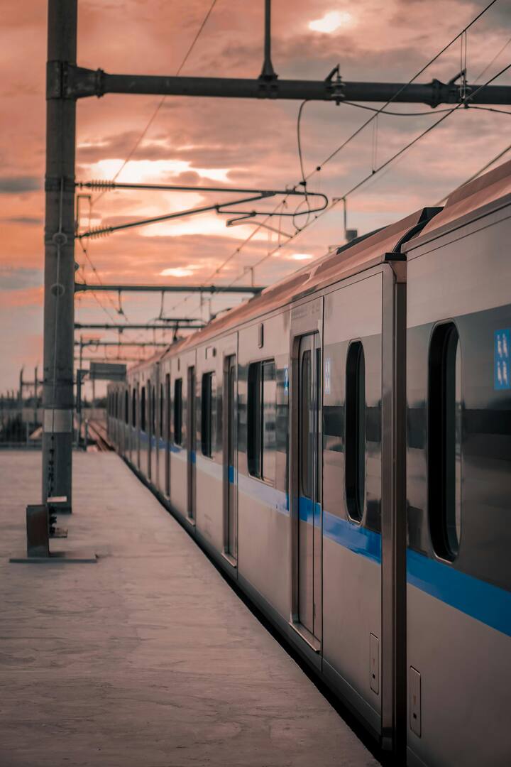 बता दें यहां हम वंदे भारत ट्रेन की बात कर रहें हैं. वंदे भारत एक्सप्रेस 180 किमी प्रति घंटे की रफ्तार से चलने में सक्षम होता है. हालांकि रेलवे के ट्रैक इसके लिए तैयार नहीं होते.