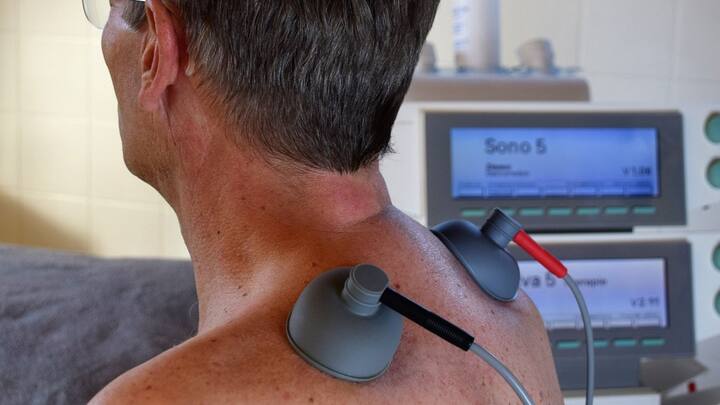 বয়স্ক দেখাচ্ছে এই ভেবে ত্বকের জেল্লা ফেরাতে অনেকেই লেজার থেরাপি করছেন।