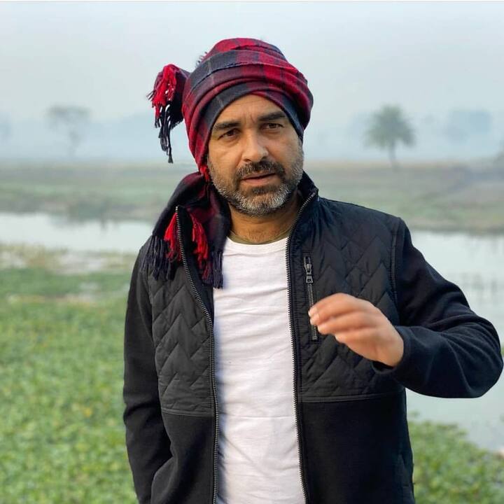 पंकज त्रिपाठी ने अपना एक्टिंग करियर फिल्मों में छोटे-मोटे रोल निभाकर शुरू किया था. लेकिन फिर वेब सीरीज ‘मिर्जापुर’ में ‘कालीन भैया’ बनकर वो पर्दे पर ऐसे छाए कि हर कोई उनकी एक्टिंग का मुरीद बन गया.