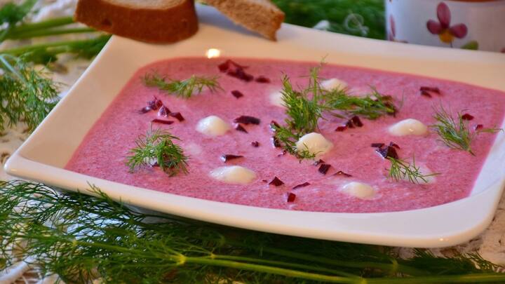 5 நிமிடங்கள் கொதித்ததும் பால், உப்பு, சீஸ் சேர்த்து நன்றாக கிளறினால் பீட்ரூட் - கேரட் சூப் ரெடி..