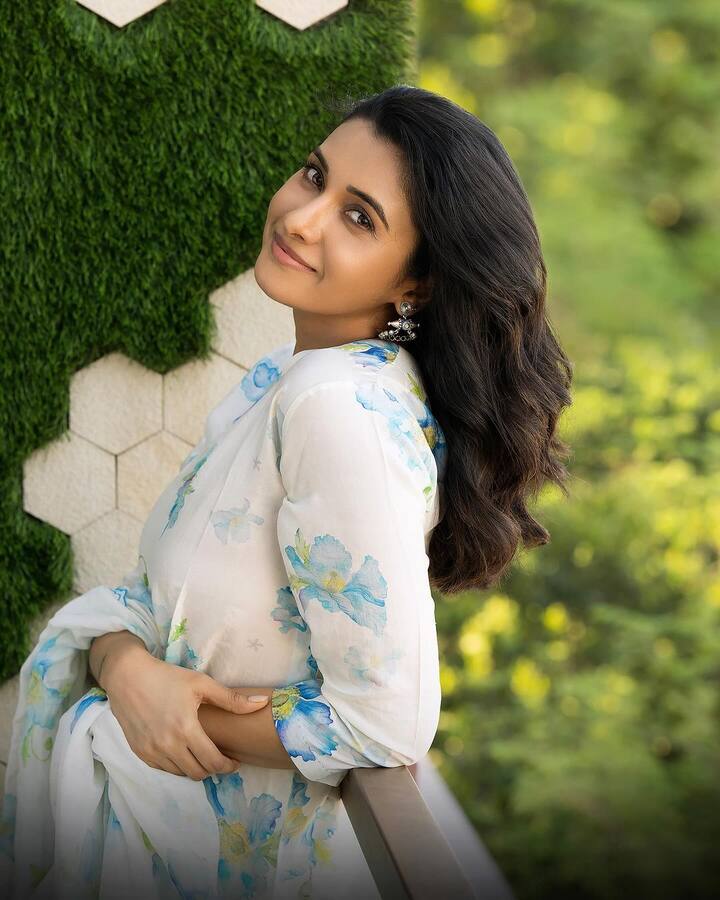 அதனை தொடர்ந்து, கடைக்குட்டி சிங்கம், மான்ஸ்டர், யானை, திருச்சிற்றம்பலம், பத்து தல, ரத்னம் என பல படங்களில் ஒப்பந்தமாகி நடித்தார்.