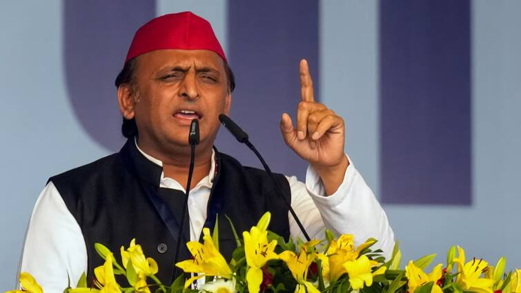 Samajwadi party demand investigation over muslims yadav BLO removed before Kundarki by election ann उपचुनाव से पहले कुंदरकी से हटाए यादव-मुस्लिम BLO? सपा ने लिस्ट जारी कर लगाया आरोप