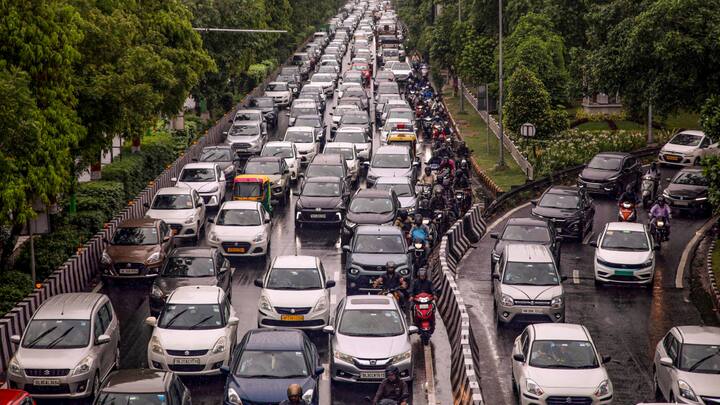 मौसम विभाग के मुताबिक दिल्ली में कहीं हल्की तो कहीं भारी बारिश शुक्रवार को हो सकती है.