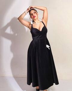 Neha Malik: બ્લેક લૂકમાં નેહા મલિકે આપ્યા બોલ્ડ પોઝ, જુઓ શાનદાર તસવીરો