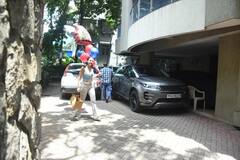 Saif Ali Khan Birthday: ‘बेस्ट डैड’ के गुब्बारे और केक लेकर सैफ-करीना के घर पहुंचीं सारा अली खान, कैजुअल लुक में यूं दिए पोज