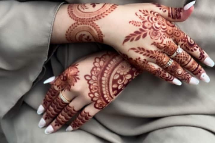 अगर आप कुछ स्टाइलिश मेहंदी डिजाइन बनाना चाहती हैं, तो यह मेहंदी डिजाइन भी आपके हाथों की खूबसूरती में चार चांद लगा देगी.