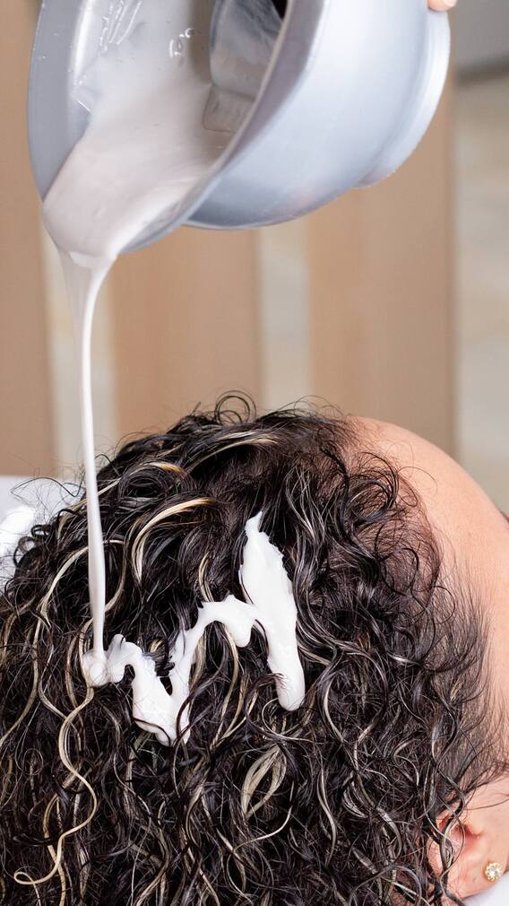 ਵਾਲਾਂ ‘ਤੇ ਰੋਜ਼ ਕਰਦੇ ਸ਼ੈਂਪੂ, ਤਾਂ ਜਾਣ ਲਓ ਇਸ ਦੇ ਨੁਕਸਾਨ