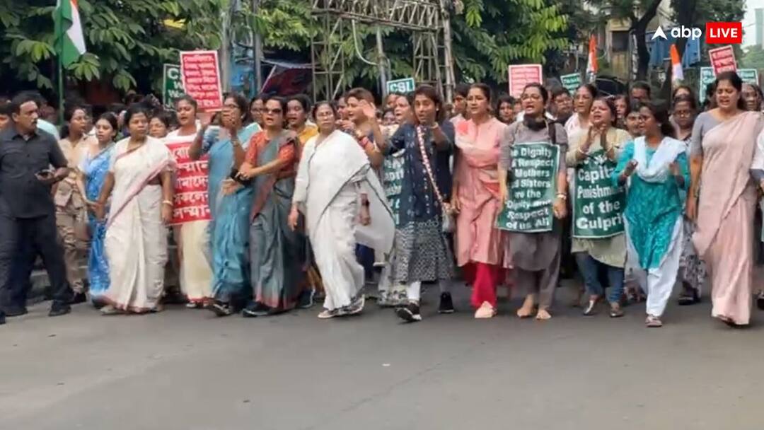 डॉक्टर रेप-मर्डर मामले में CM ममता ने निकाला विरोध मार्च, दोषियों को फांसी देने की मांग पर अड़ी Kolkata Doctor Rape Murder Case Mamata Banerjee took out protest march with doctors demand to hang culprits डॉक्टर रेप-मर्डर मामले में CM ममता ने निकाला विरोध मार्च, दोषियों को फांसी देने की मांग पर अड़ी