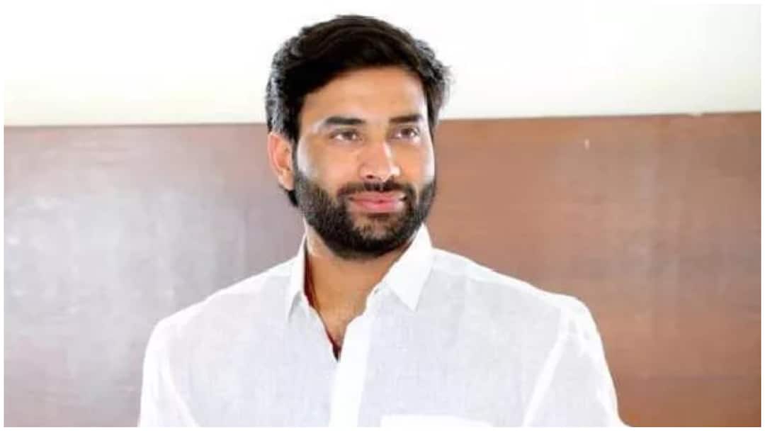 Andhra Pradesh: వైసీపీ లీడర్ దేవినేని అవినాష్కు షాక్- విదేశాలకు వెళ్లేందుకు అనుమతి నిరాకరణ YSRCP leader Devineni Avinash Hyderabad International Airport officials Objected to go to Dubai Andhra Pradesh: వైసీపీ లీడర్ దేవినేని అవినాష్కు షాక్- విదేశాలకు వెళ్లేందుకు అనుమతి నిరాకరణ