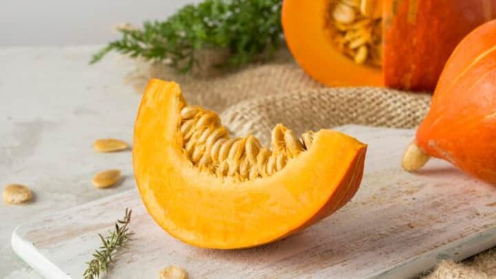 রক্তে ফাইবারের পরিমাণ বাড়াতে সাহায্য করে কুমড়ো। এমনকী শরীরের ডিটক্সিফিকেশনেও অনেক কাজে আসে কুমড়ো।    ছবি- ফ্রিপিক