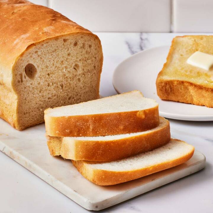 ਚਿੱਟੀ ਬਰੈੱਡ ਖਾਣ ਨਾਲ ਬਲੱਡ ਸ਼ੂਗਰ ਵਧਣ ਦਾ ਖ਼ਤਰਾ ਰਹਿੰਦਾ ਹੈ। ਇਹ ਮੋਟਾਪਾ ਵਧਾਉਂਦੀਆਂ ਹਨ ਅਤੇ ਦਿਲ ਦੀਆਂ ਬਿਮਾਰੀਆਂ ਦਾ ਖਤਰਾ ਪੈਦਾ ਕਰਦੀਆਂ ਹਨ। ਜੇਕਰ ਤੁਸੀਂ ਵੀ ਬਰੈੱਡ ਖਾਂਦੇ ਹੋ ਤਾਂ ਤੁਰੰਤ ਬੰਦ ਕਰ ਦਿਓ।