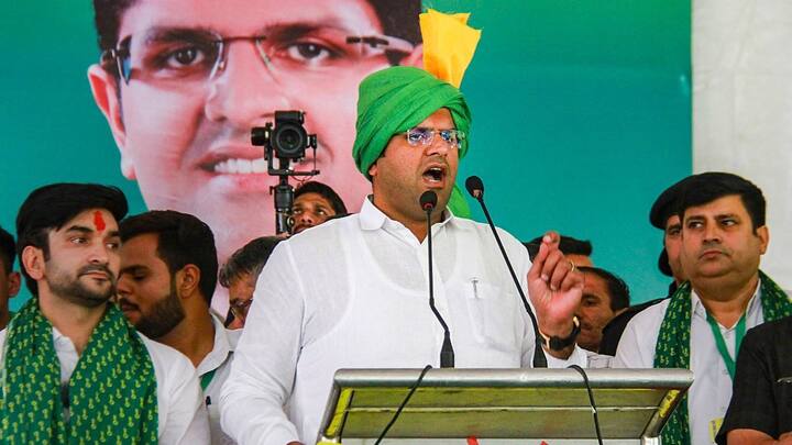 वहीं इस सर्वे में मतों के मामले में हरियाणा में भाजपा को 35.02 फीसदी मत मिलने के अनुमान है. कांग्रेस को 31.6 फीसदी, जेजीपी को 12.4 फीसदी और अन्य को 20.8 फीसदी मत मिलने के अनुमान है.