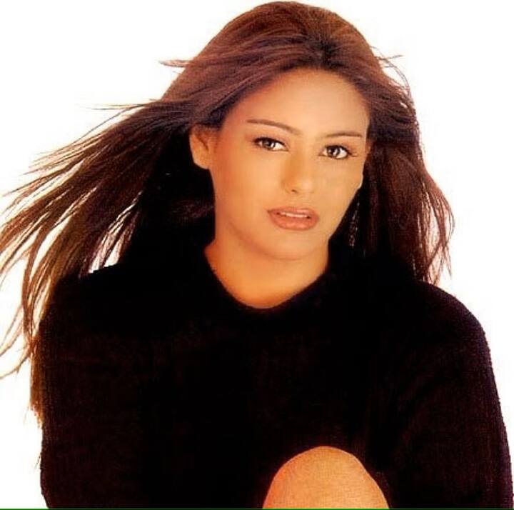 मयूरी कांगो का फिल्मों में आने का किस्सा बहुत ही अजीब रहा था. दरअल जब एक्ट्रेस 12वीं क्लास में थी तो एक दिन वो अपनी मां के साथ मुंबई एक शूट पर आई थी. इस शूट पर निर्देशक सईद अख्तर मिर्ज़ा ने मयूरी को देखा और उन्हें अपनी फिल्म ‘नसीम’ की हीरोइन बनाने का फैसला किया. इस फिल्म ने एक्ट्रेस को अलग पहचान दी. आगे चलकर फिल्म को नेशनल अवॉर्ड भी मिला था.