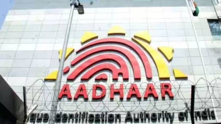 लेकिन UIDAI आपको आधार कार्ड में सुधार का मौका देती है. अगर आप चाहें तो उसमें गलत जानकारी को अपडेट करवा सकते हैं.